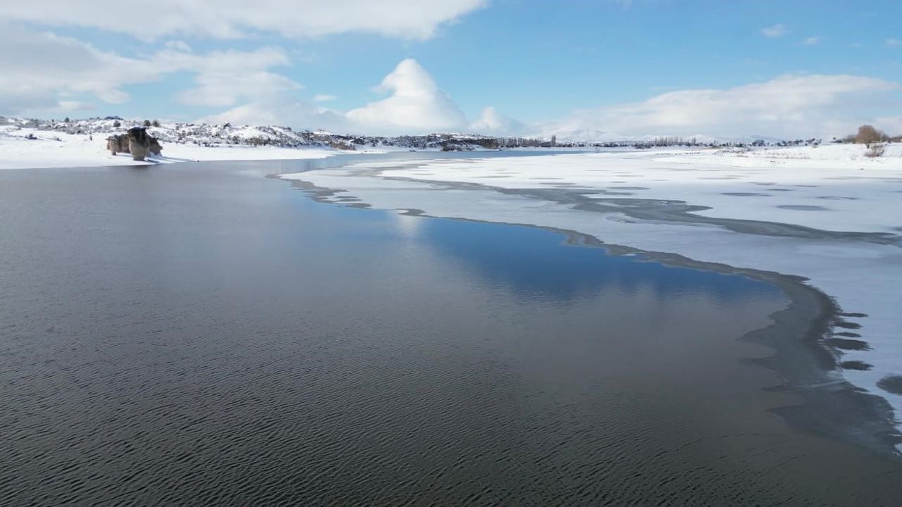 Donan Emre Gölü Frig Vadisi'nde kartpostallık görüntüler oluşturdu