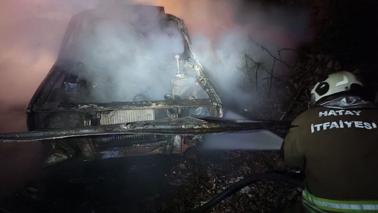 Dörtyol’da seyir halindeki otomobil alev aldı