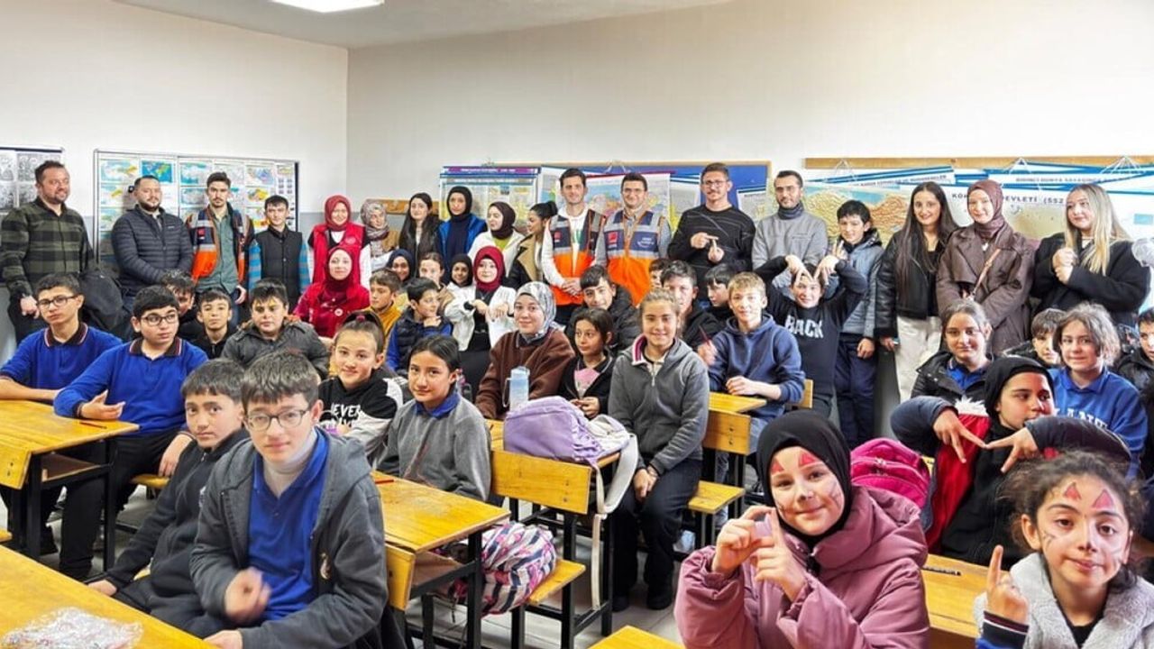 DPÜ Şaphane MYO'dan Gediz'de 'Tutum, Yatırım ve Türk Malları Haftası' Etkinliği