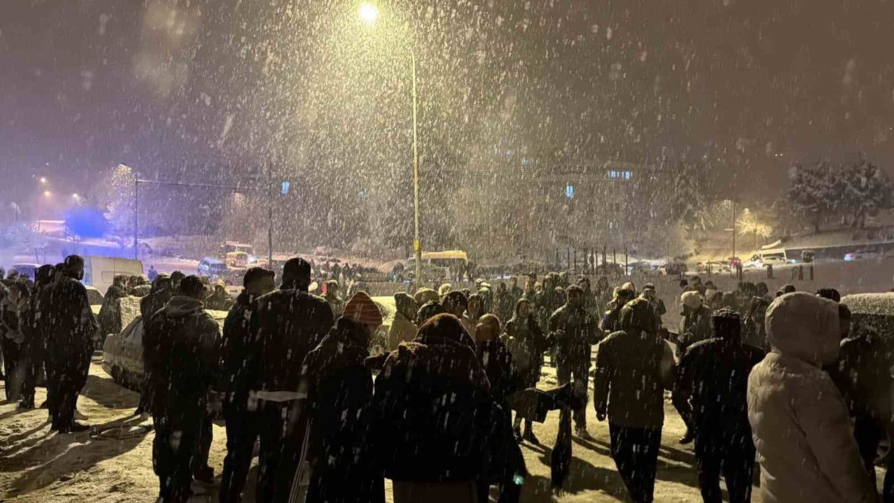 Düzce Bahçeşehir'de kar coşkusu: Horon, halay ve kayak