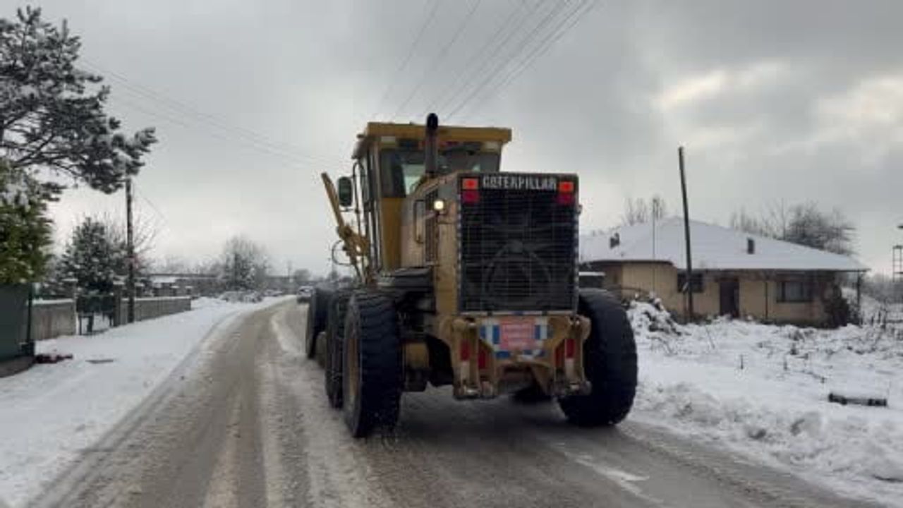 Düzce Belediyesi karla mücadele için sahada