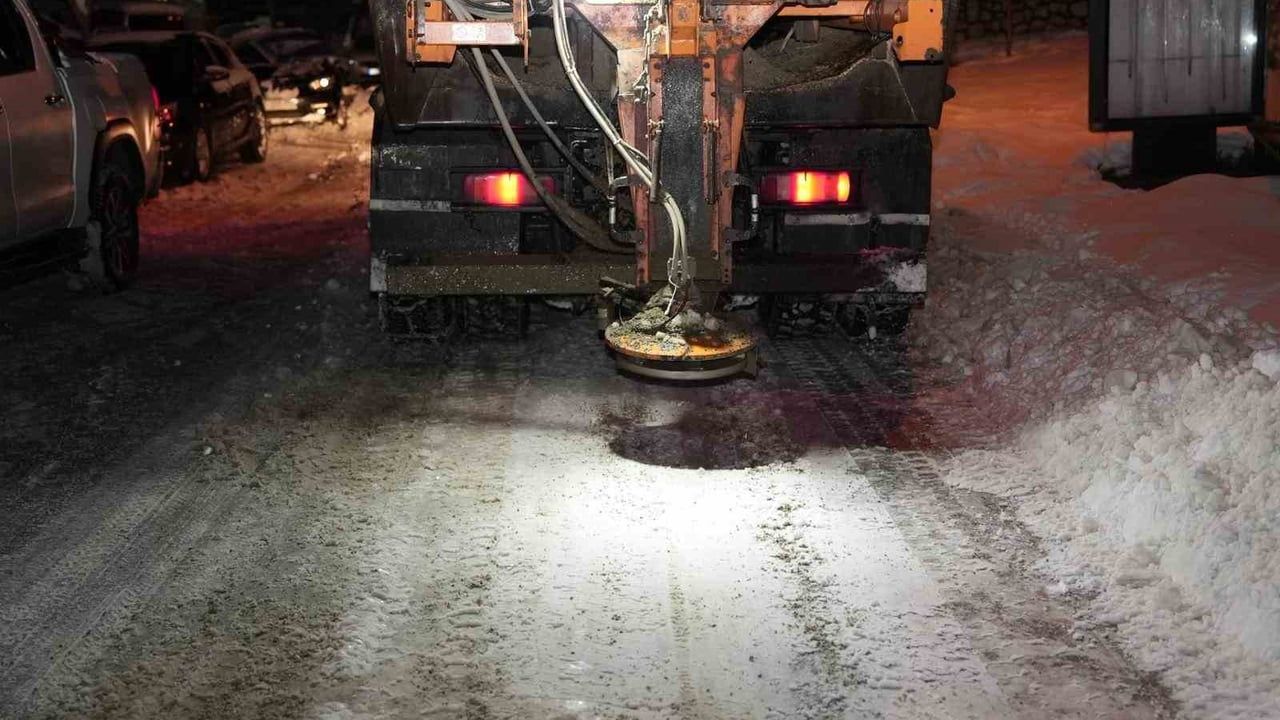 Düzce Belediyesi karla mücadelede yolları açık tutup ulaşımı aksatmadı