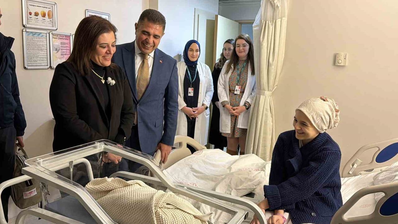 Düzce’de 2025’in son bebeği Berra ve 2026’nın ilk bebeği Asya dünyaya geldi