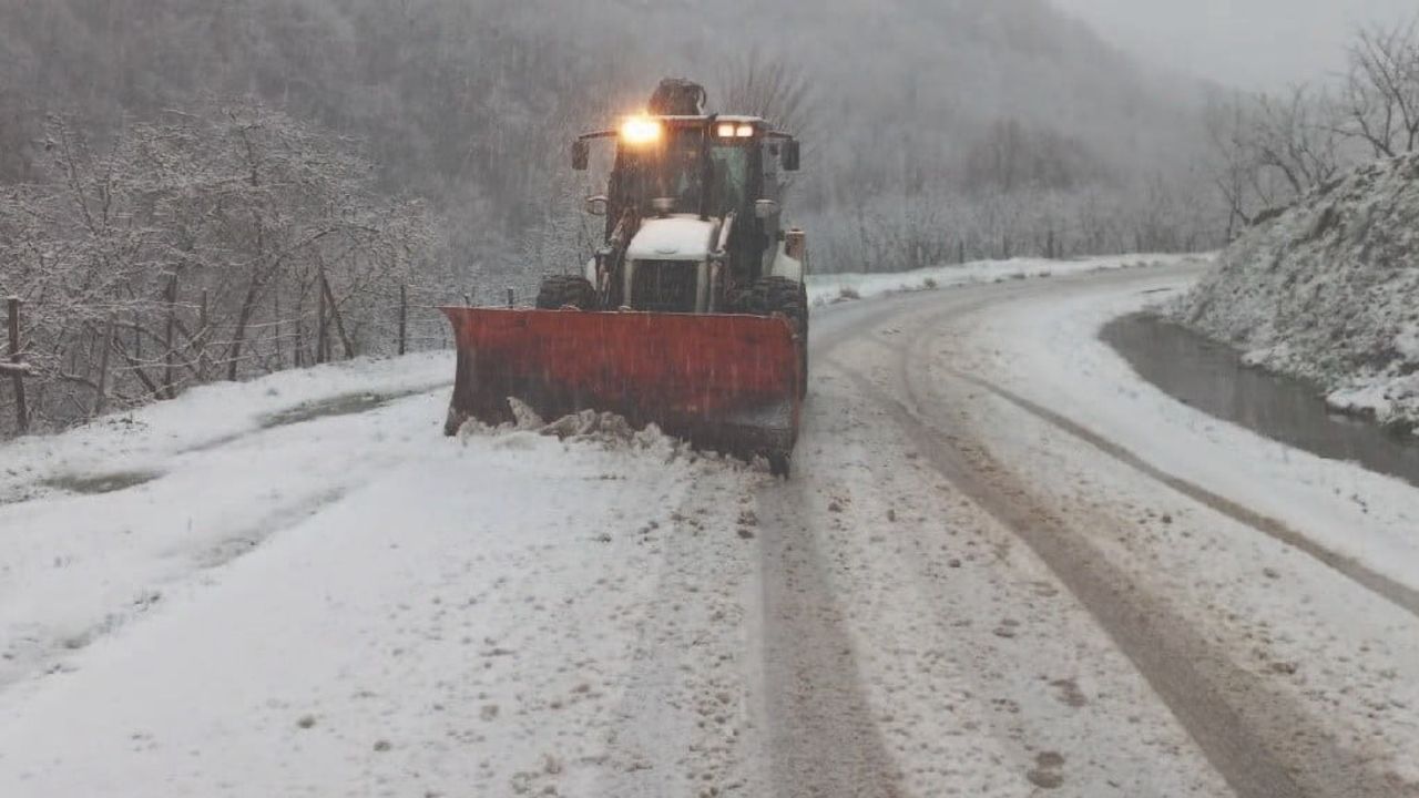 Düzce'de 65 köy yolu kar sonrası ulaşıma açıldı