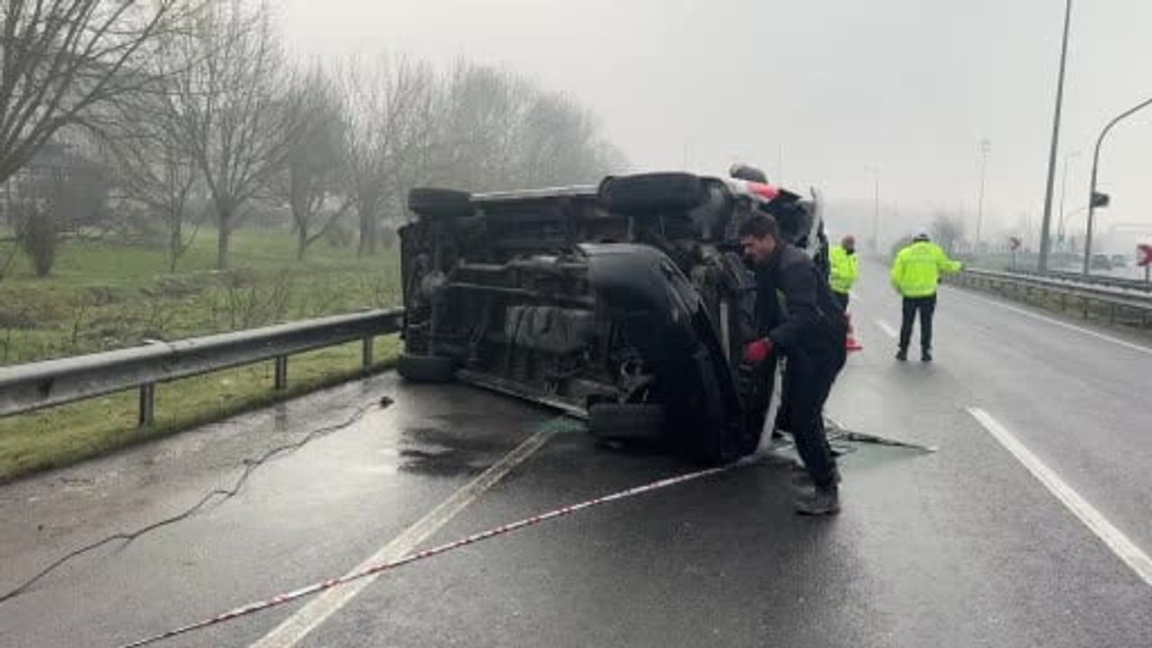 Düzce'de ambulans devrildi: 2 kişi yaralandı