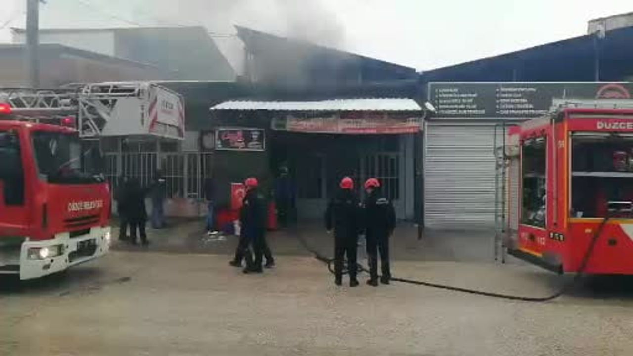 Düzce'de bir vatandaşın dikkati sanayi çarşısındaki yangını önledi