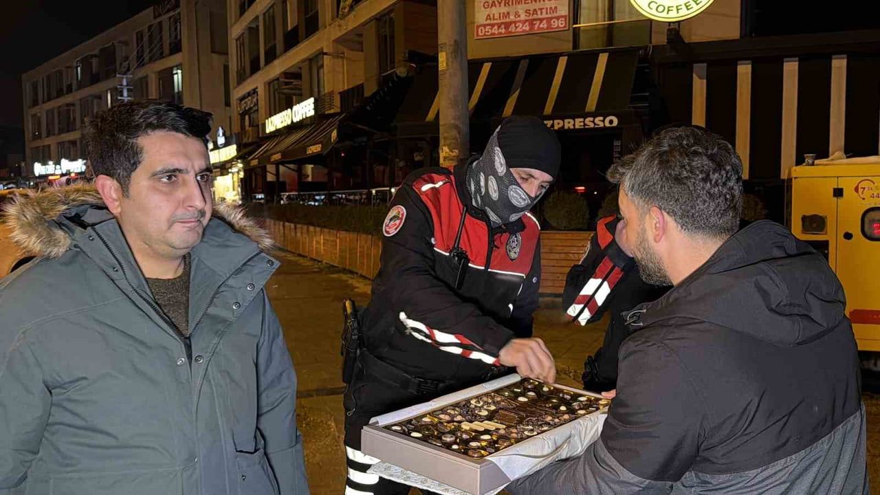 Düzce'de Gazetecilerden Polislere Yeni Yıl Çikolata Sürprizi