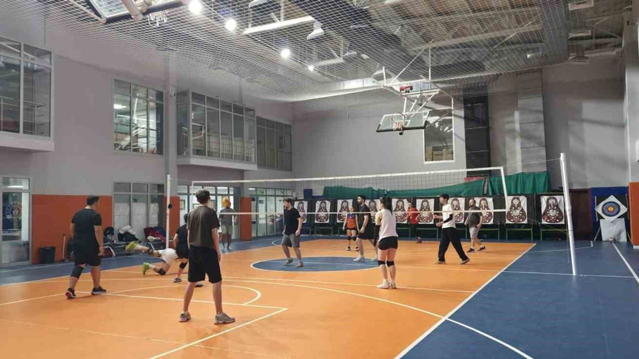 Düzce'de Gençlik Kış Kulübü voleybol etkinliği