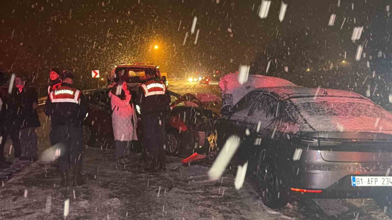 Düzce’de Gölyaka yolunda kafa kafaya çarpışma: 7 yaralı