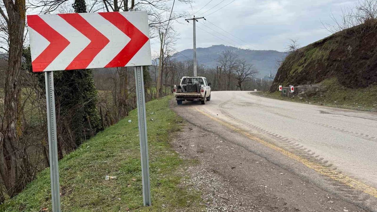 Düzce'de grup yoluna yönlendirme ve uyarı tabelaları yerleştirildi