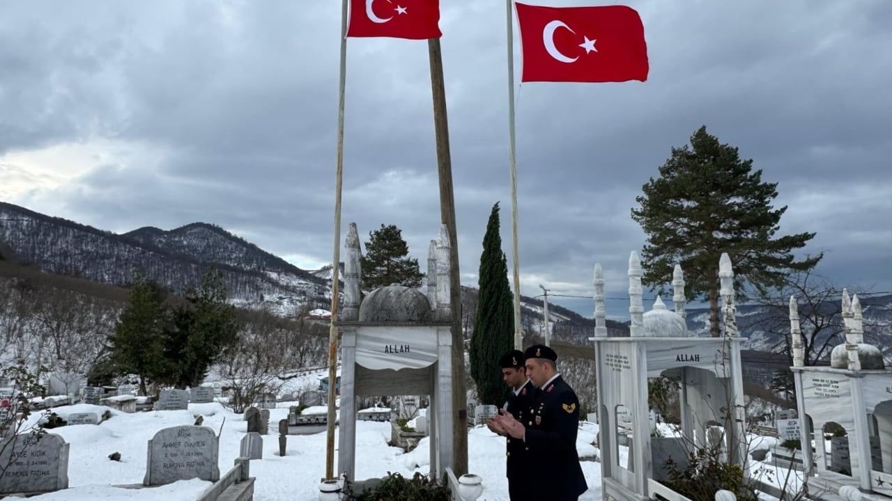 Düzce'de Jandarma Personelinden Şehitleri Mezar Başında Anma