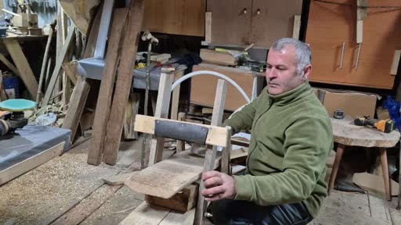 Düzce'de kamuda çalışan şoförün PVC destekli tahta kayakları ilgi gördü