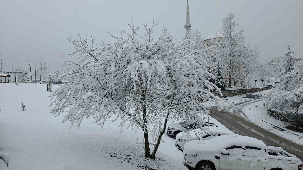 Düzce'de kar sürprizi kenti beyaza bürüdü