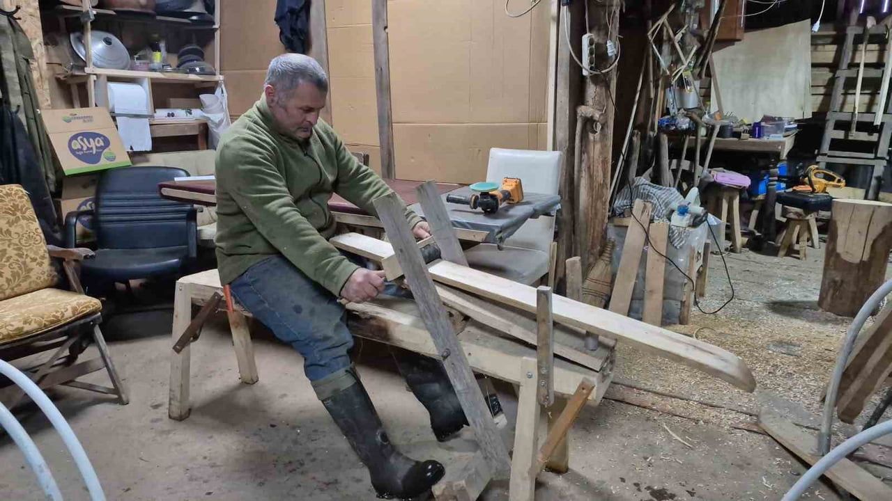 Düzce'de marangoz şoförün tahta kayaklarına PVC dokunuşu