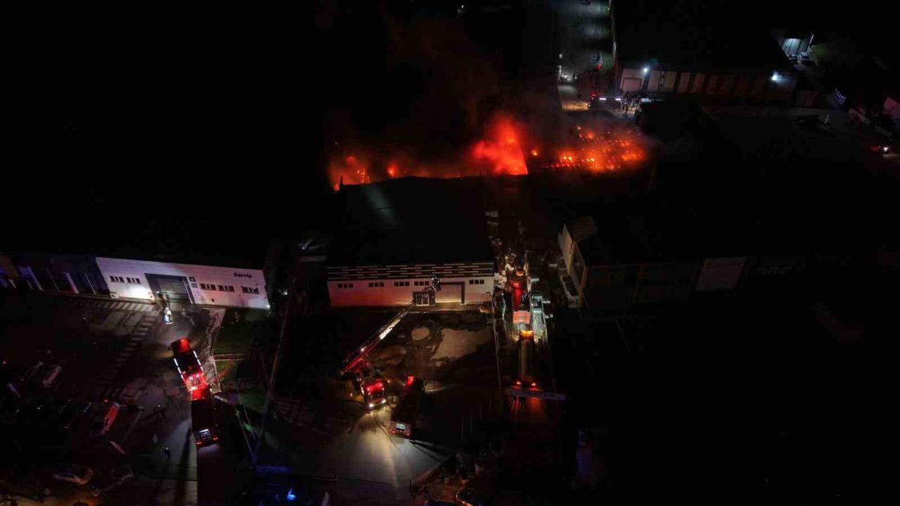 Düzce'de Strafor Fabrikası Yangını Drone ile Kaydedildi