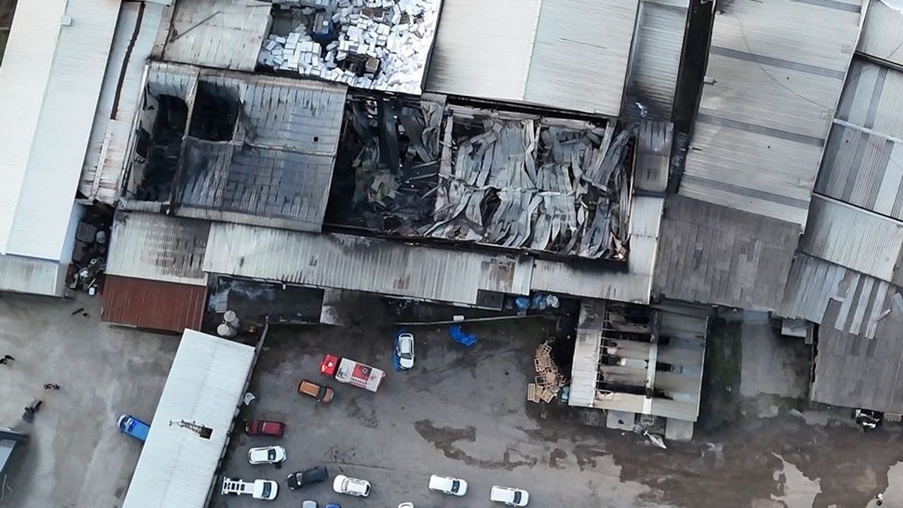 Düzce'de strafor fabrikasında büyük tahribat: Yangın depo kısmını kullanılmaz hale getirdi