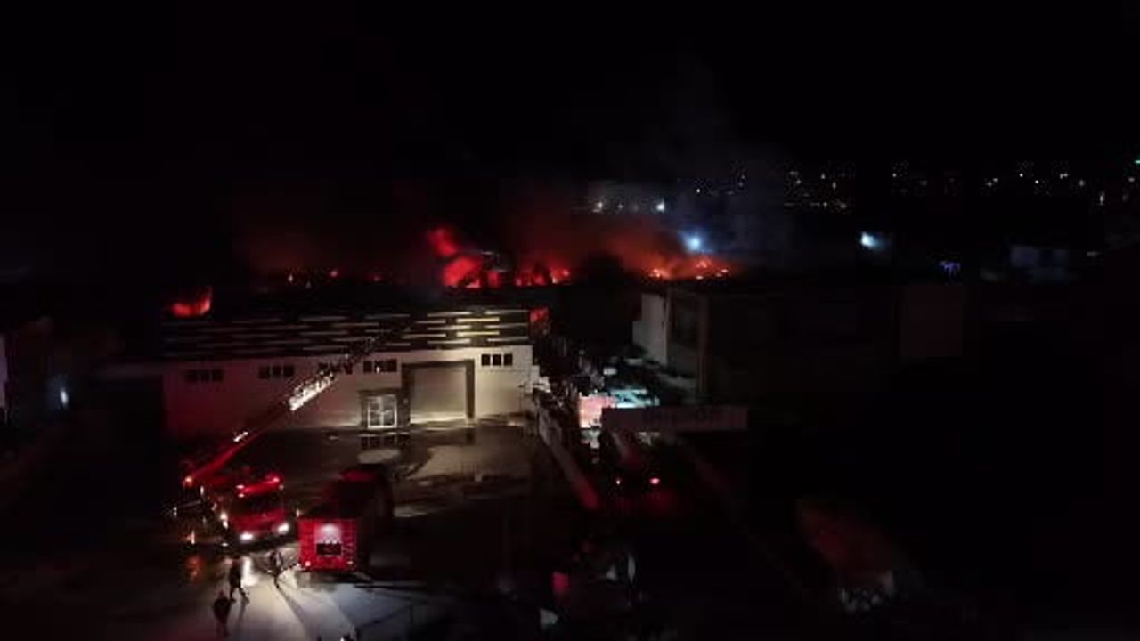 Düzce'de strafor fabrikasında çıkan yangın havadan görüntülendi