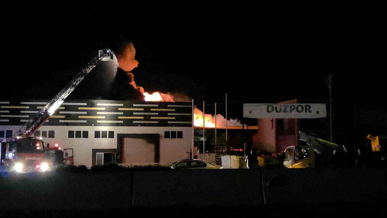 Düzce'de strafor fabrikasında yangın, D-100 karayolu kapatıldı