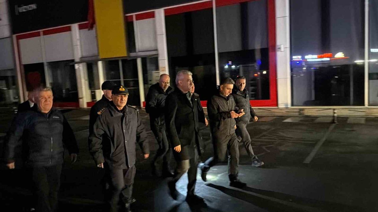 Düzce'de strafor fabrikasında yangın: Söndürme çalışmaları ve kapanan D-100