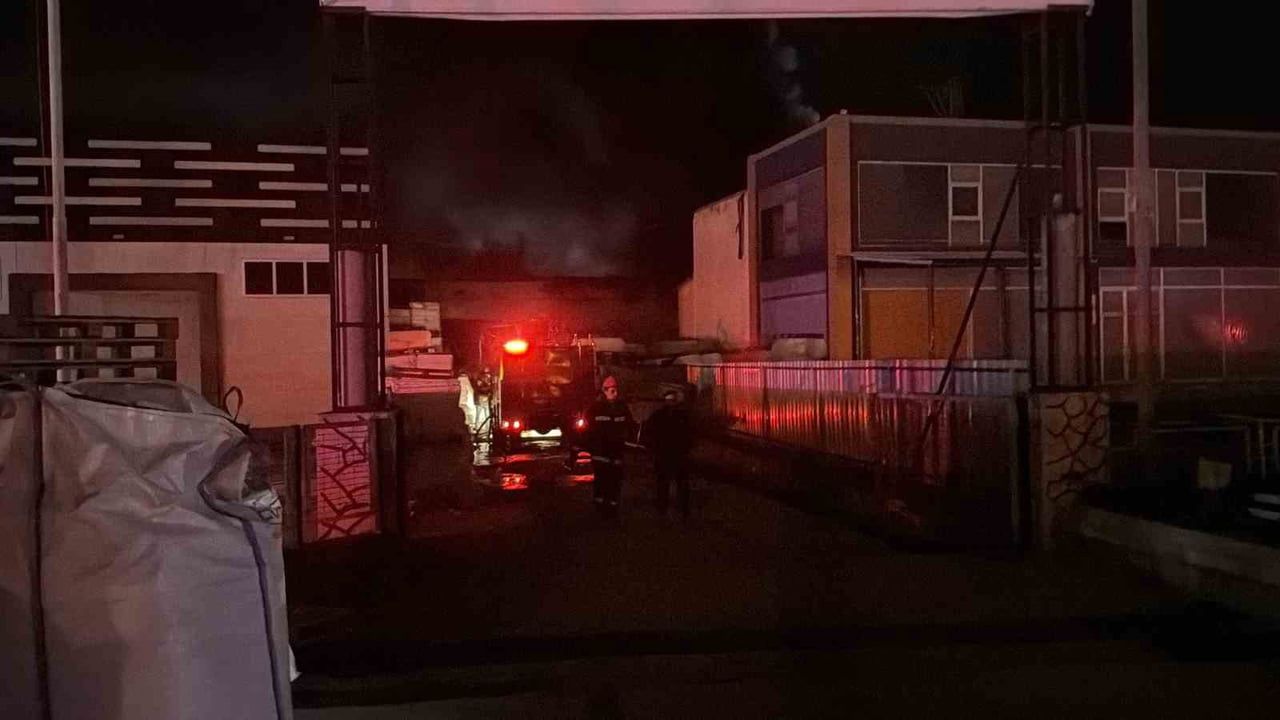 Düzce'de strafor fabrikasındaki yangın kontrol altına alındı