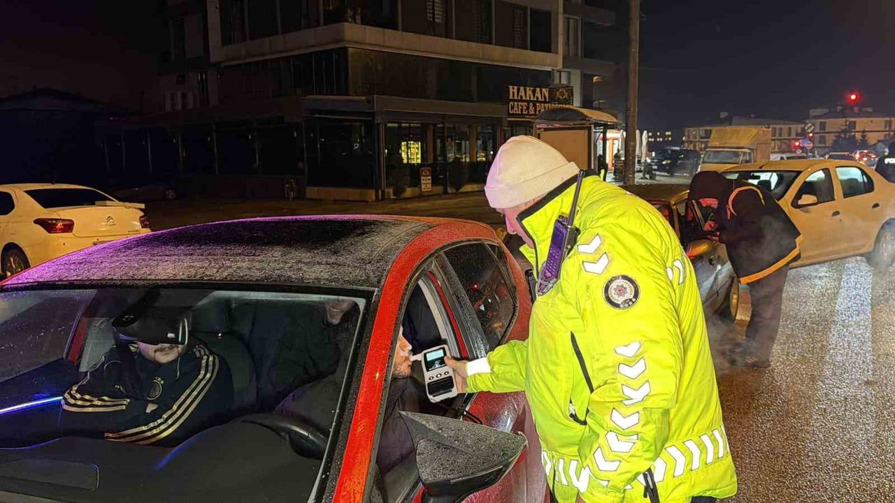 Düzce'de yeni yıl denetiminde sürücülere çikolata ikramı