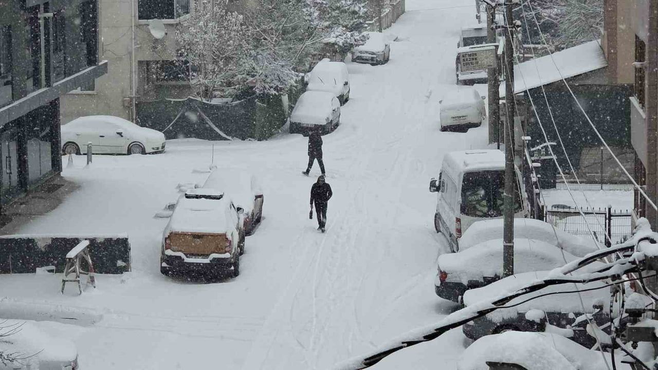 Düzce'de Yeni Yıla Karla Girildi