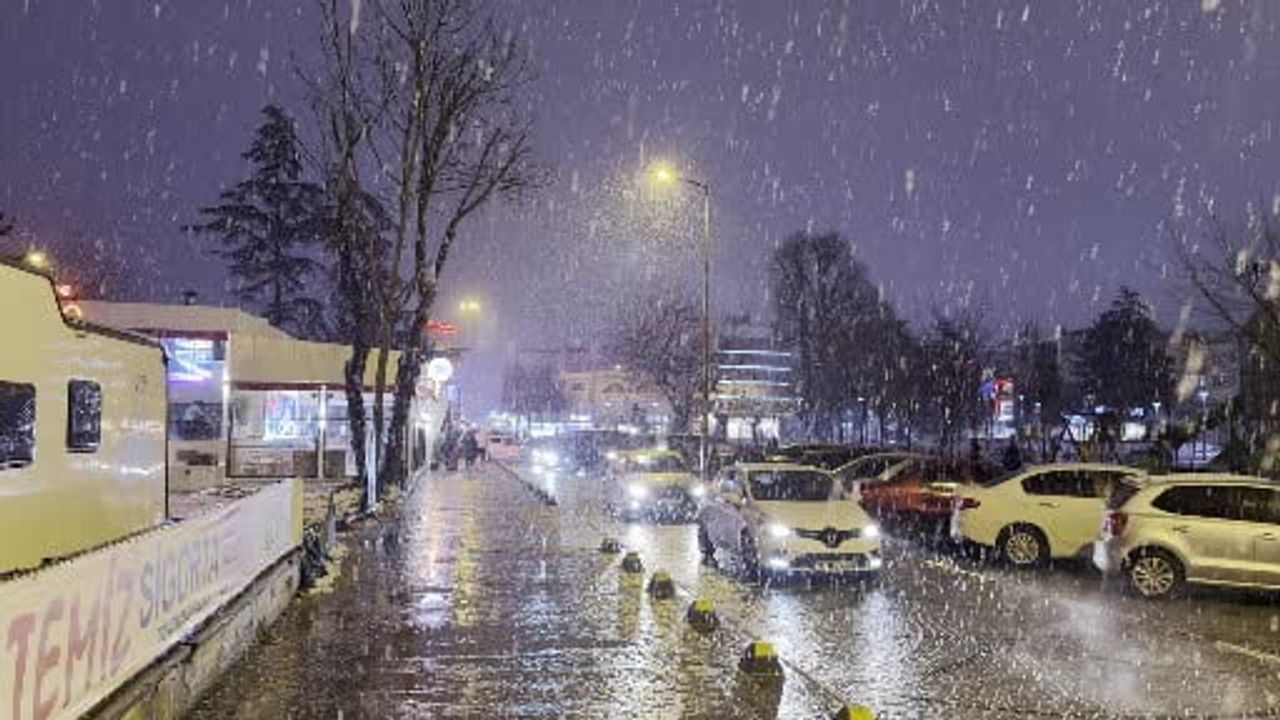 Düzce'de Yoğun Kar Yağışı Kent Merkezi Beyaza Büründü