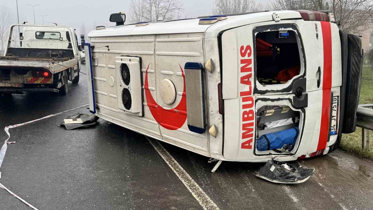 Düzce Kuzey Çevre Yolu'nda ambulans devrildi: 2 yaralı