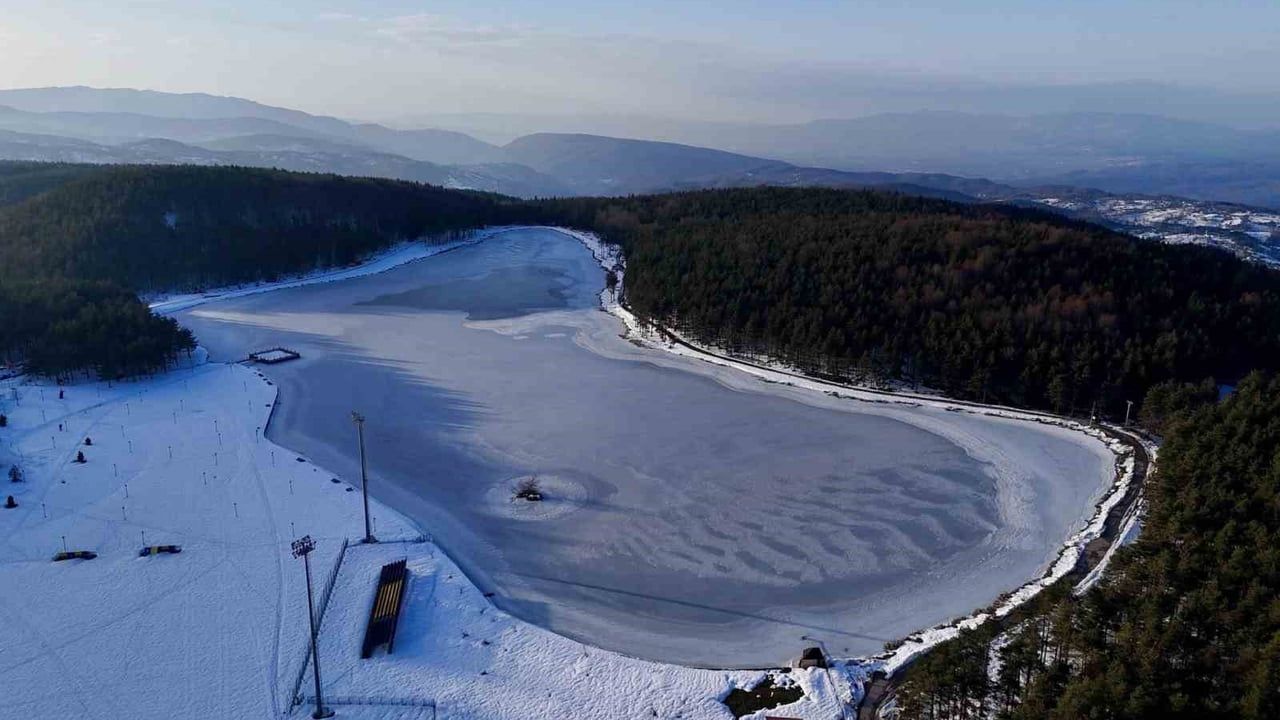 Düzce Topuk Yaylası göleti tamamen dondu