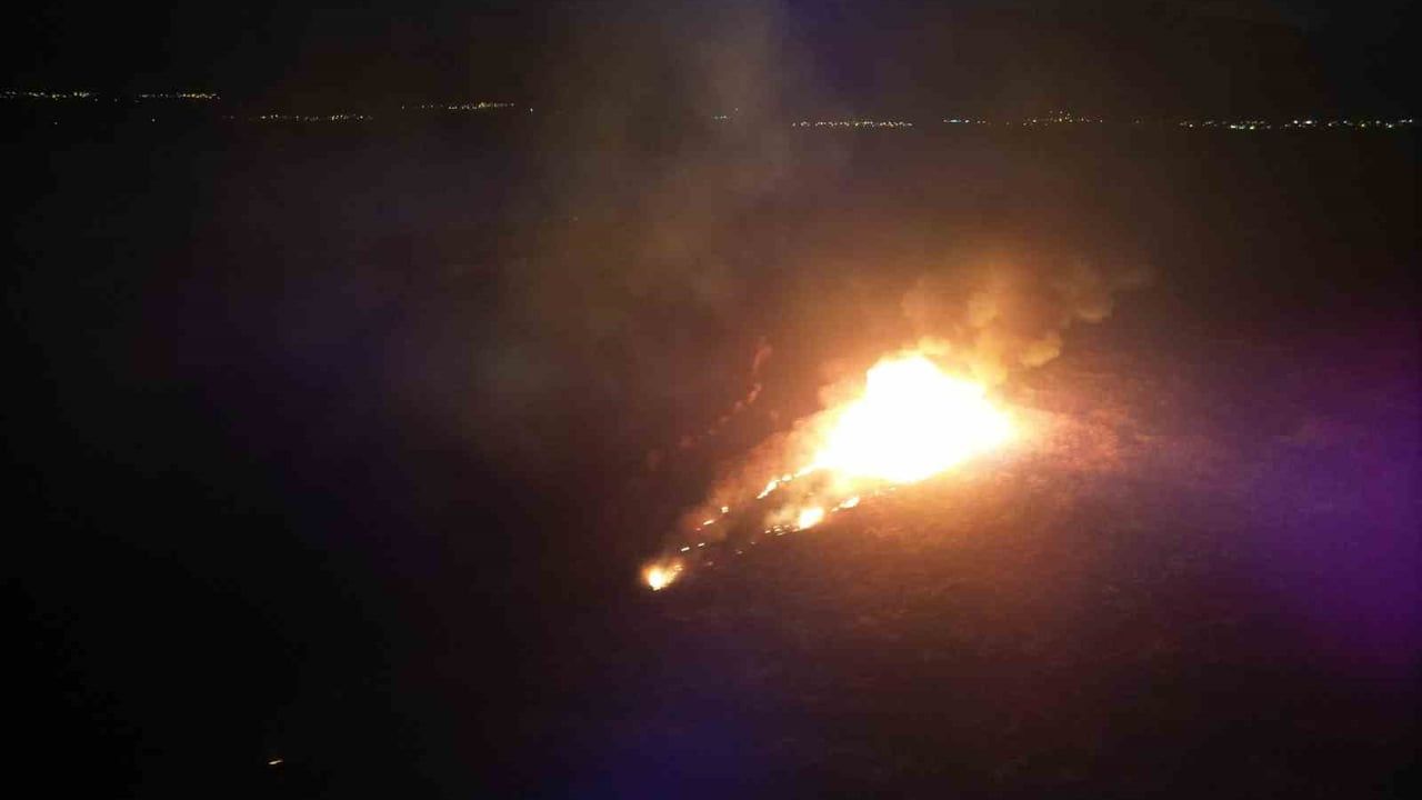 Eber Gölü'nde sazlık yangını