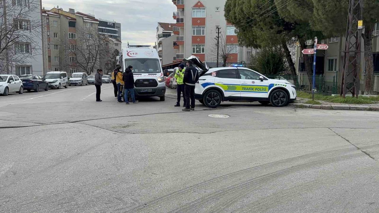 Edirne'de 1 kişi yaralandı: Otomobil ile motosiklet çarpıştı
