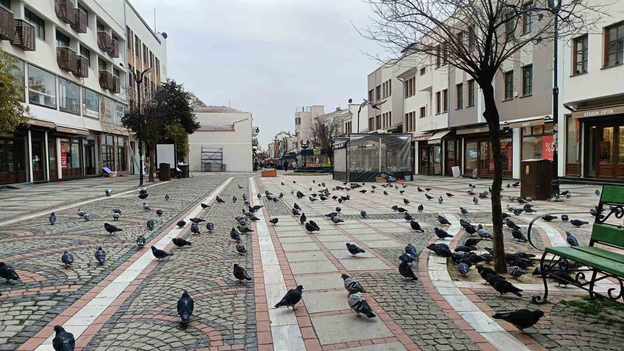Edirne’de ayaz etkili: Cadde ve sokaklar pandemi günlerini andırdı