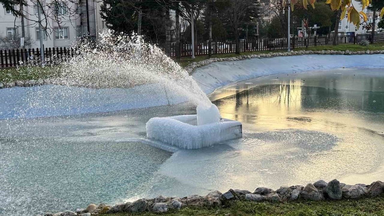 Edirne'de Barış Parkı süs havuzları buz heykeline döndü