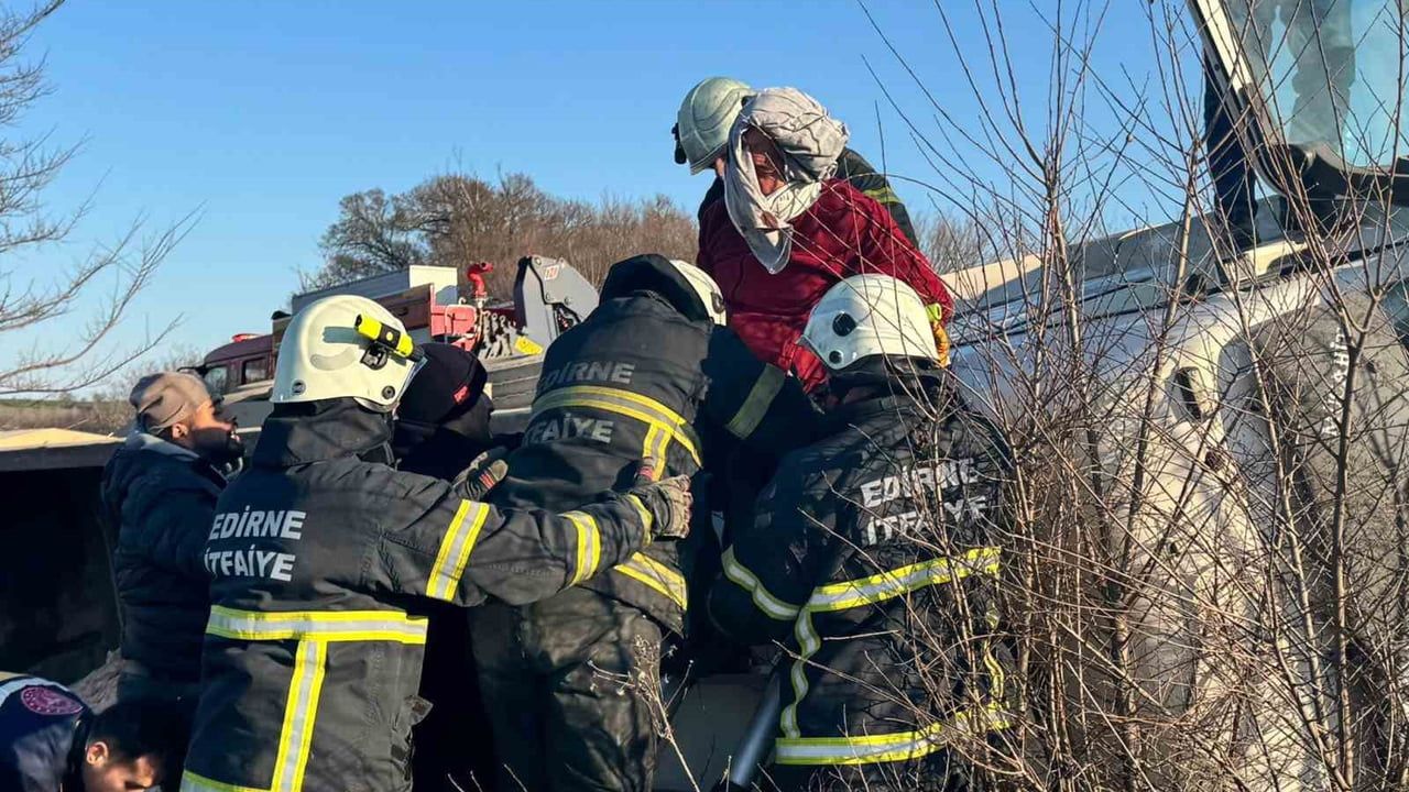 Edirne'de çakıl yüklü kamyon devrildi, Hamzabeyli yolunda kilometrelerce kuyruk oluştu