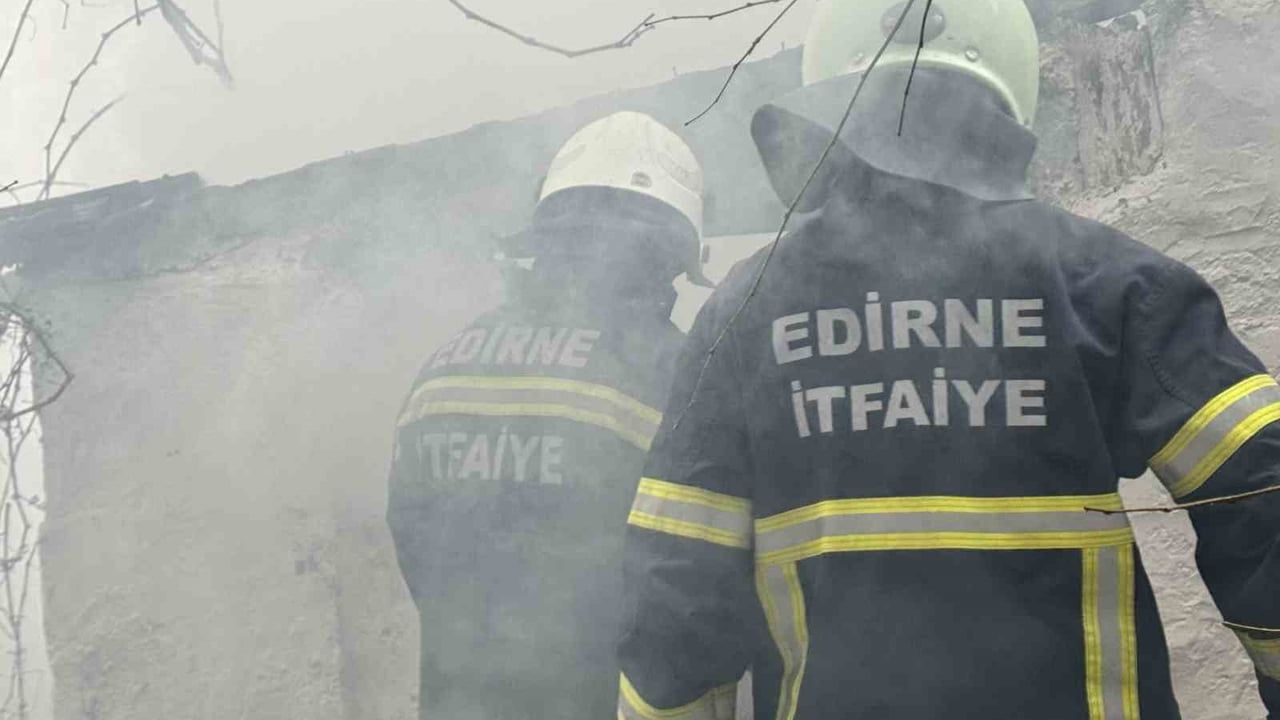 Edirne’de ev bahçesindeki depo yangını itfaiye tarafından söndürüldü