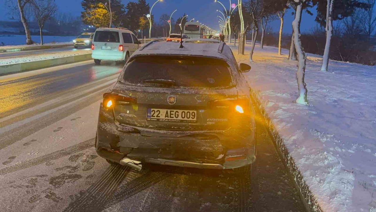 Edirne'de kar ve buzlanma nedeniyle 9 araçlık zincirleme kaza