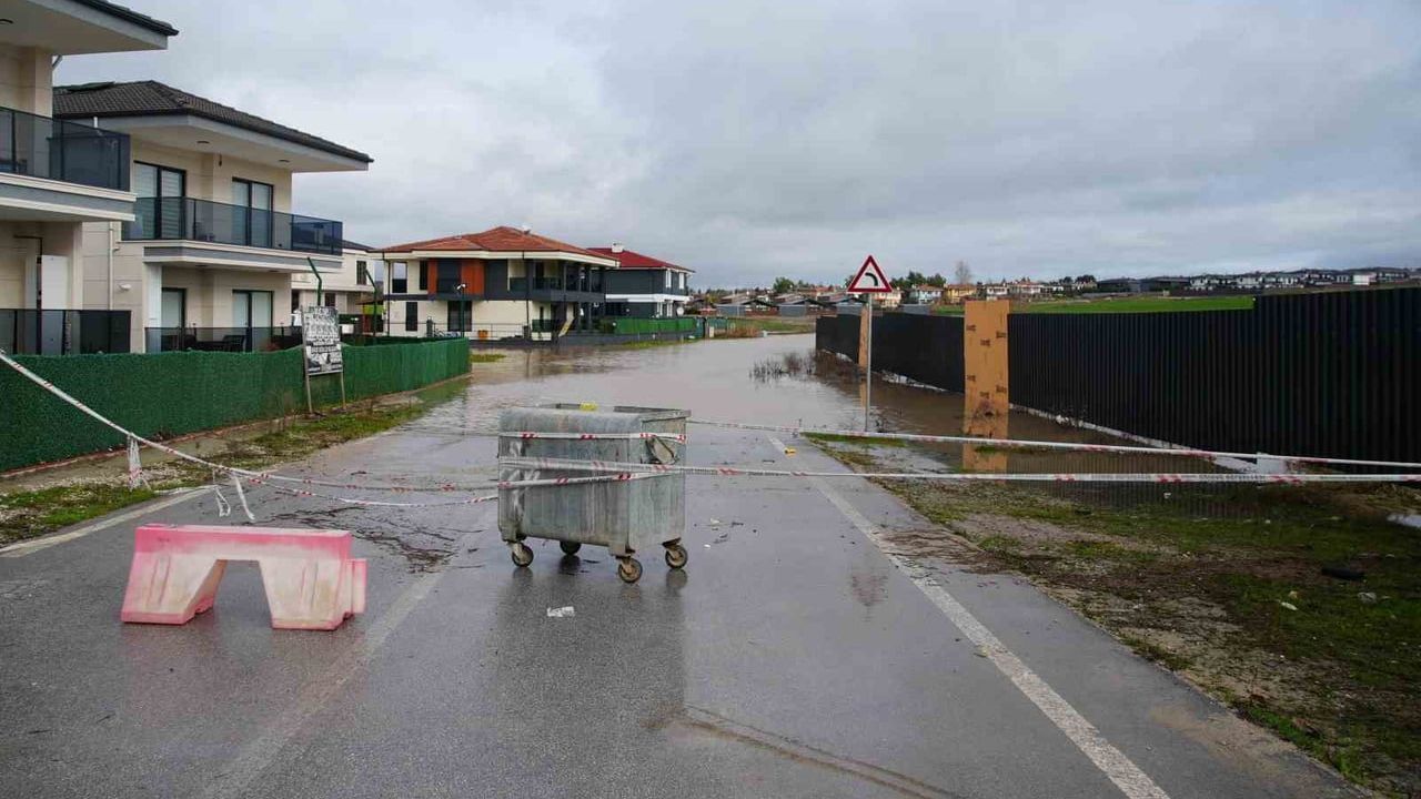 Edirne'de milyonluk villaları su bastı: yol göle döndü