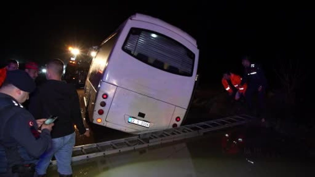 Edirne'de minibüs sulama kanalına düştü: 2 kişi kurtarıldı