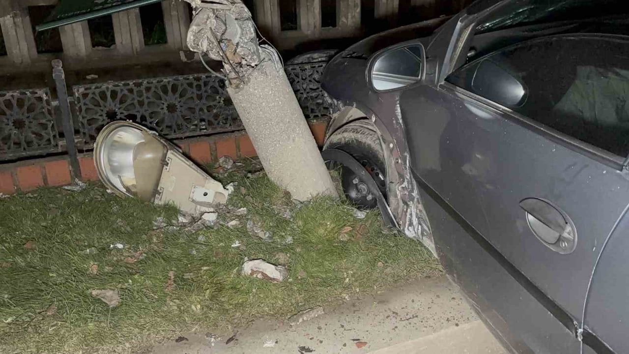 Edirne'de otomobil elektrik direğine çarptı