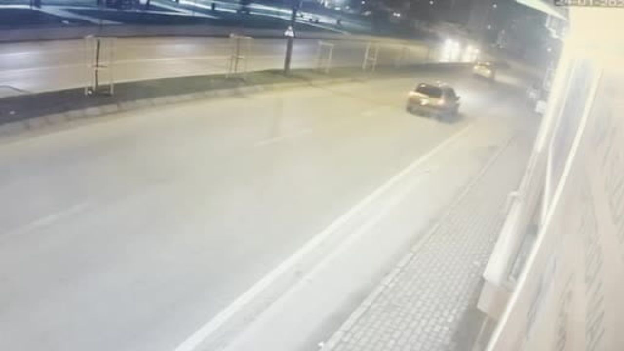 Edirne'de otomobil refüje çıktı — kaza anı güvenlik kamerasında