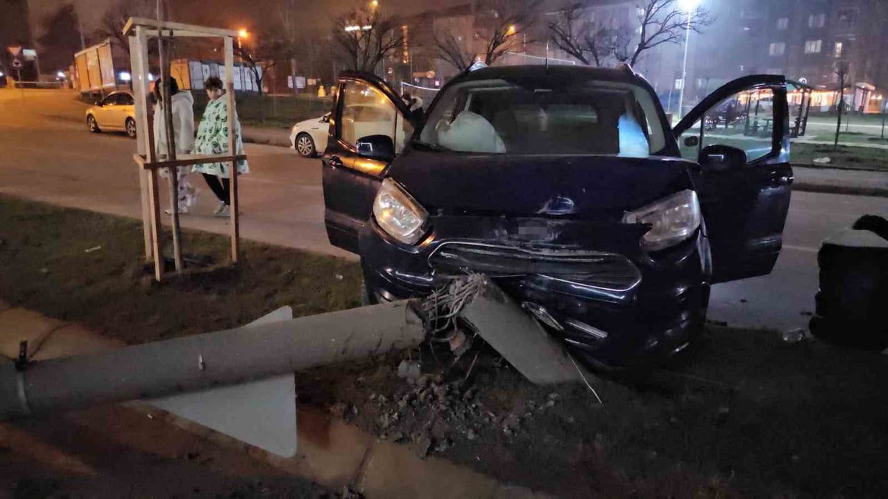 Edirne'de otomobil refüje çıktı — kaza anı iş yeri kamerasında