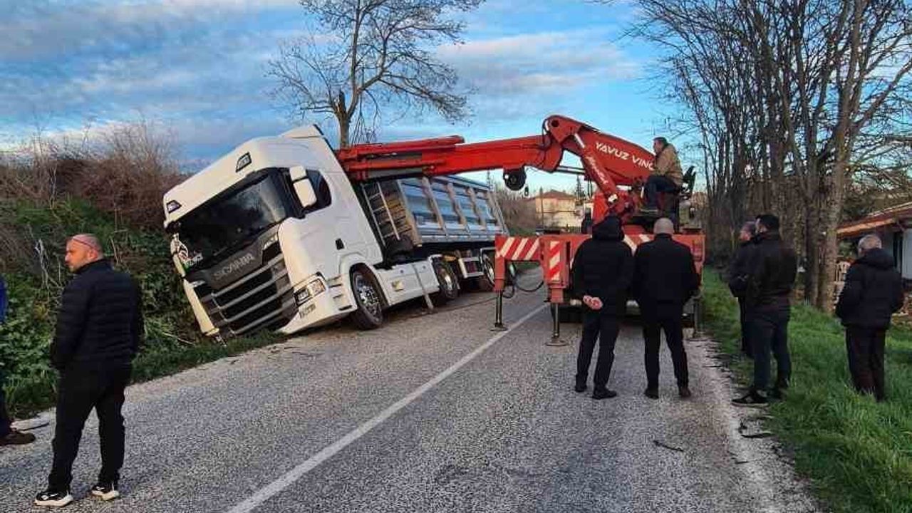 Edirne'de peş peşe kazalar: Hamzabeyli'de otomobil tıra çarptı, Demirhamlı'da tır sulama kanalına girdi