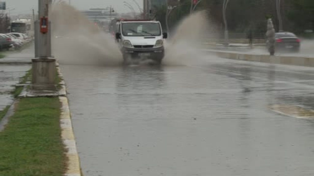 Edirne'de sağanak sonrası cadde ve sokaklar suyla kaplandı