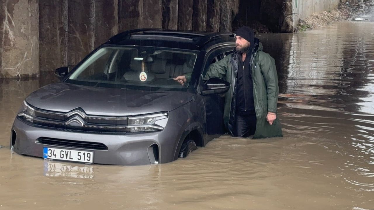 Edirne’de sağanak sonrası caddeler göle döndü — Köprü altında mahsur kalanlar kurtarıldı