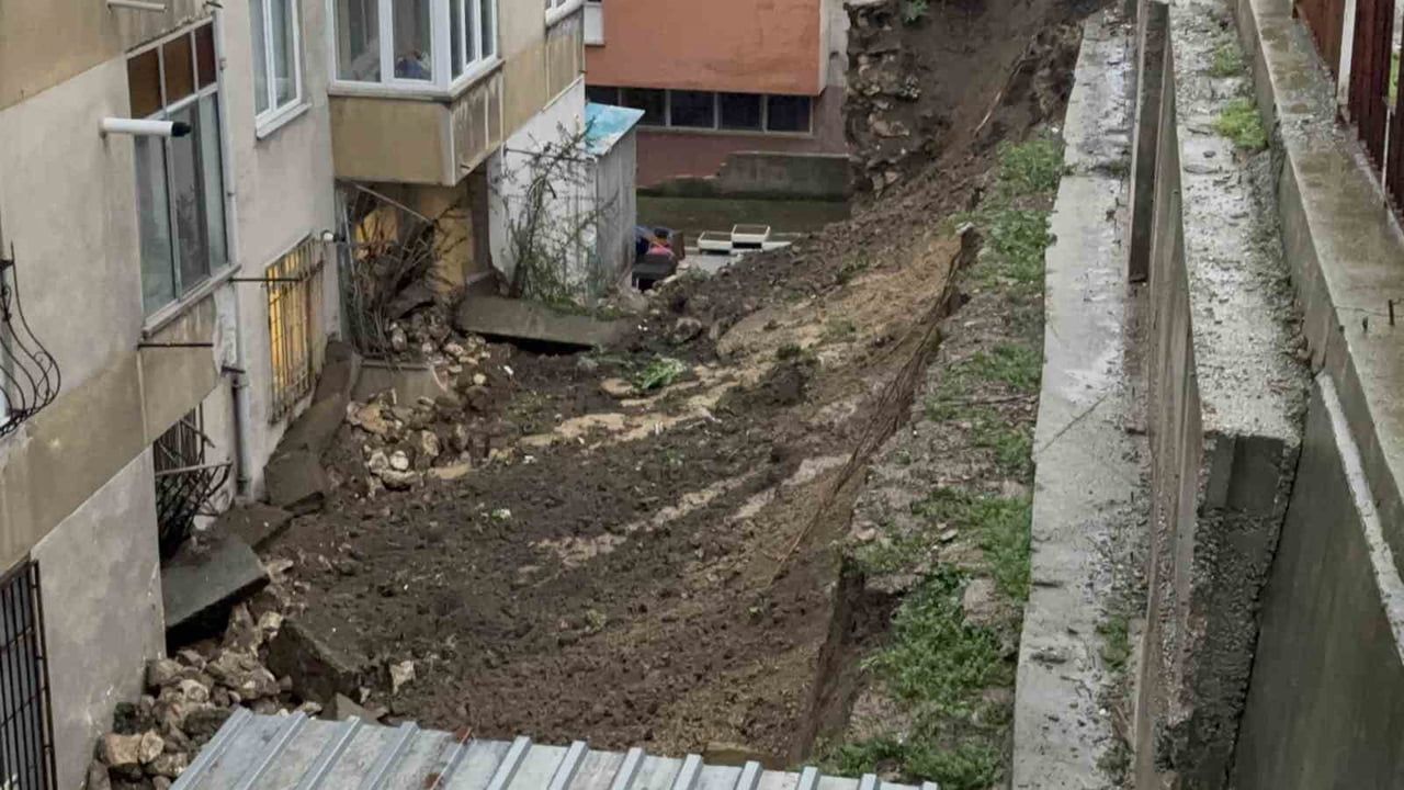 Edirne'de sağanak sonrası istinat duvarı çöktü — İki balkon hasar aldı
