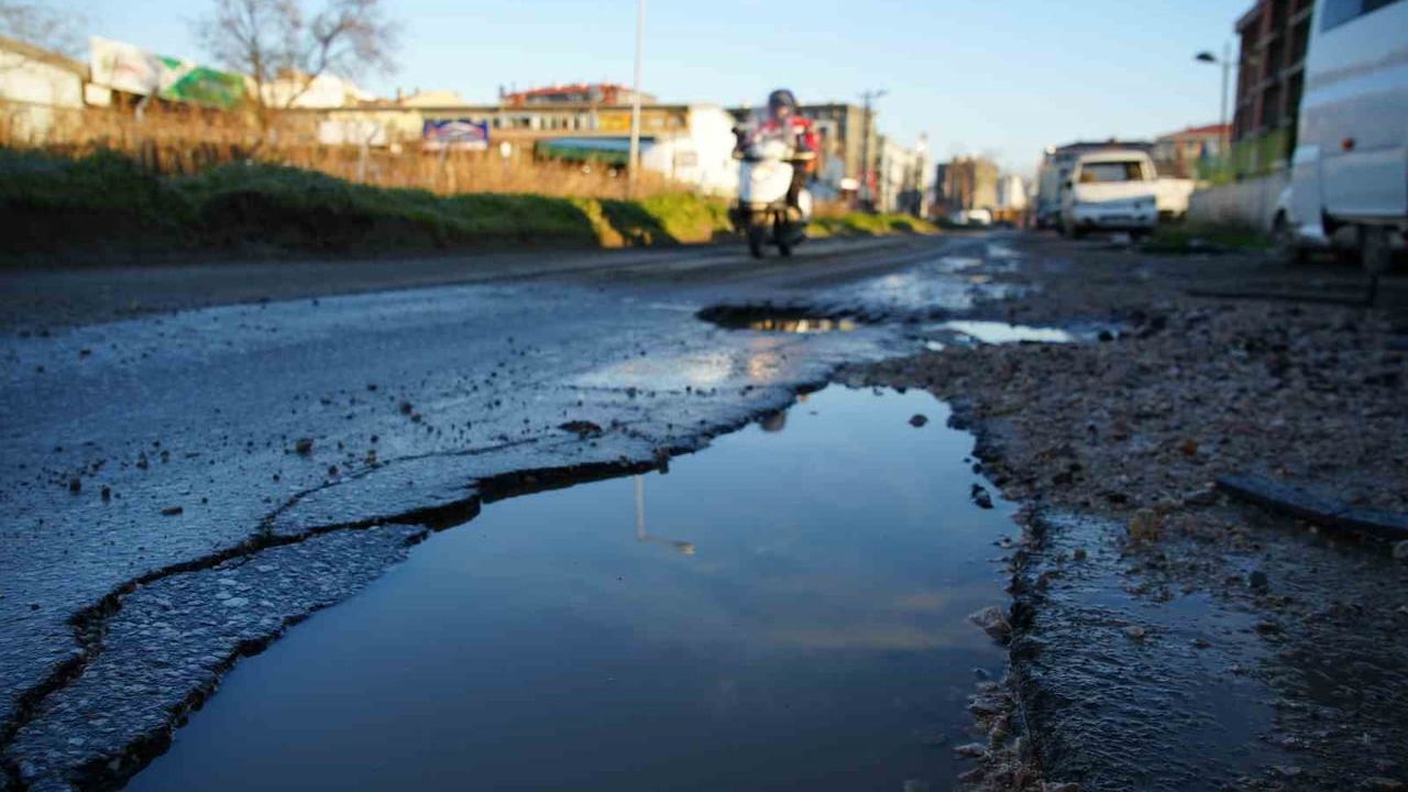 Edirne'de suyla kapanan çukur: 'Yollar yapılmazsa canımızdan olacağız'