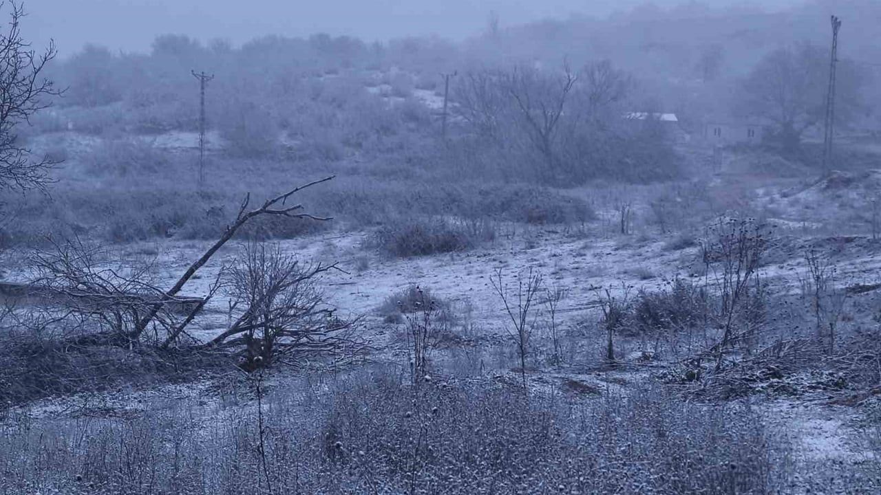 Edirne Hamzabeyli'de 2026 yılının ilk karı akşam saatlerinde etkili oldu