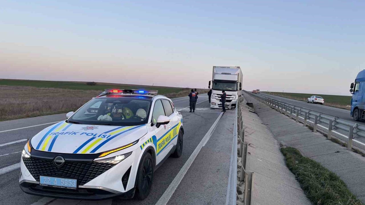 Edirne-Havsa'da 16 ton dolmalık biber yüklü tır bariyerlere çarptı