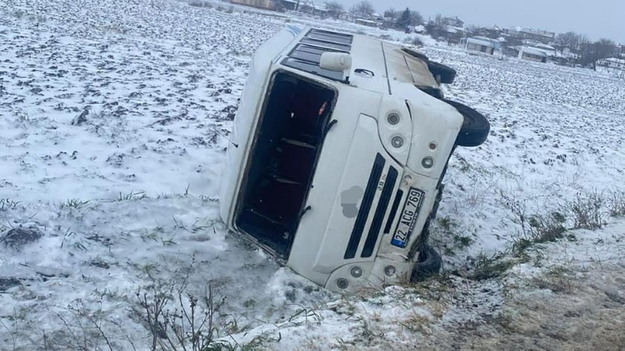 Edirne İpsala'da minibüs tarlaya devrildi: 1 yaralı