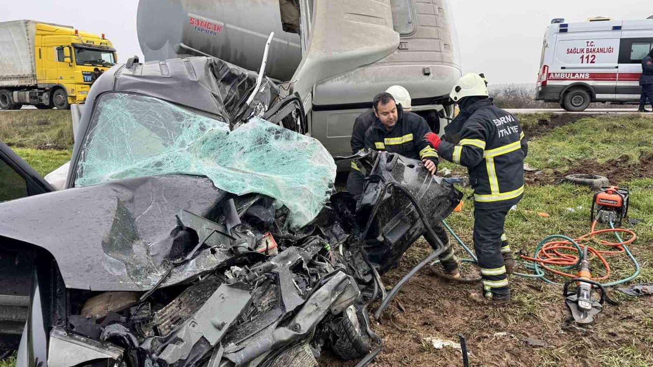 Edirne-Lalapaşa'da tırın çarptığı otomobilin sürücüsü yaşamını yitirdi